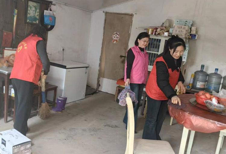 湘湖镇七四零社区开展“弘扬雷锋精神 关爱困难群众”志愿服务活动