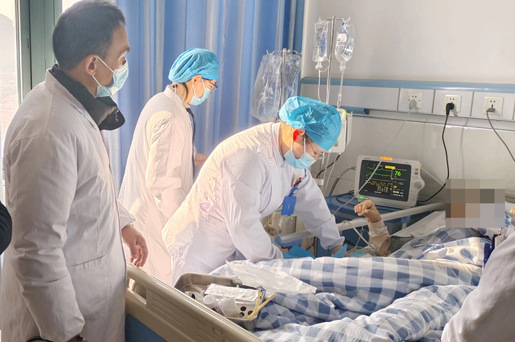 景德镇市第三人民医院肾内科成功救治合并复杂并发症尿毒症患者