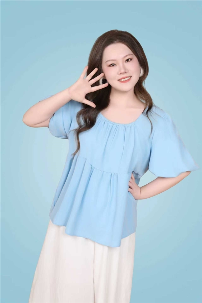 模特朱灿；时尚优雅气质，走出属于自己的独特风格