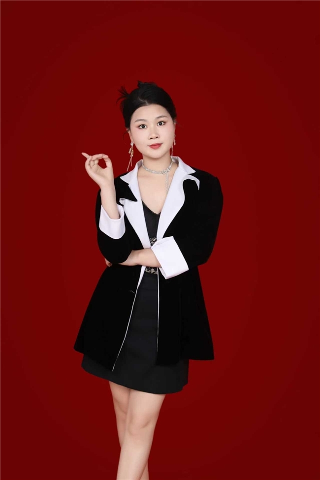 模特陈燕；坚持自己的目标，签约演艺新征程