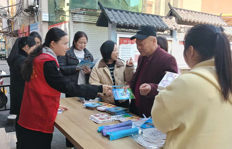 太白园街道浙江路社区开展平安建设宣传月活动