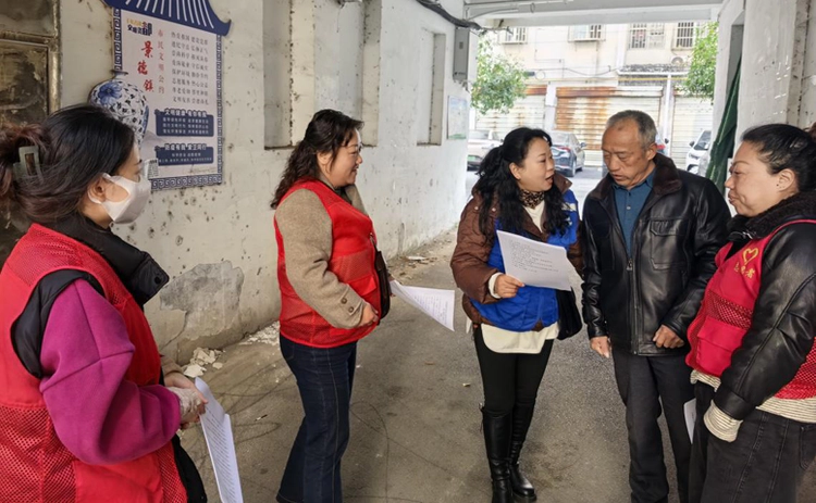 太白园街道西瓜洲社区开展“拒绝扬尘污染 守护碧水蓝天”主题宣传活动