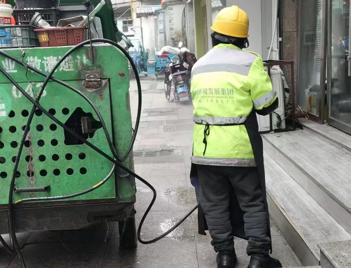 太白园街道戴家弄社区开展“路面清洁 扮靓宜居家园”活动