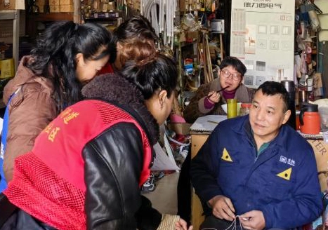 太白园街道西瓜洲社区开展“守护消费安全 共建放心社区”主题宣传活动