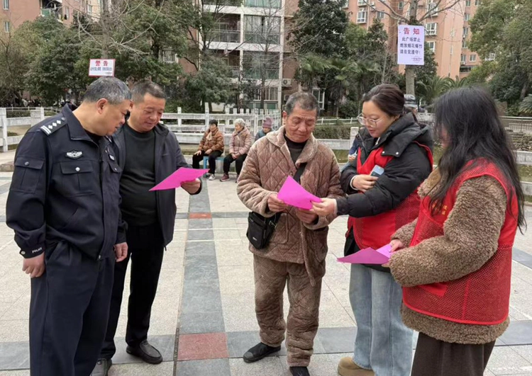 太白园街道曙光村社区开展“警民联动护平安双提升行动进社区”宣传活动