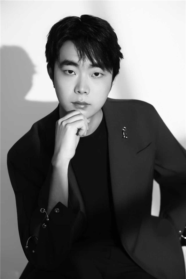 模特李寒；不断挑战自己，实现演艺新目标