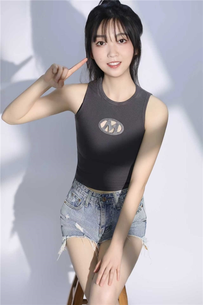 模特李智婷；不断挑战自己，敢于突破自己，走出自己的独特魅力风格