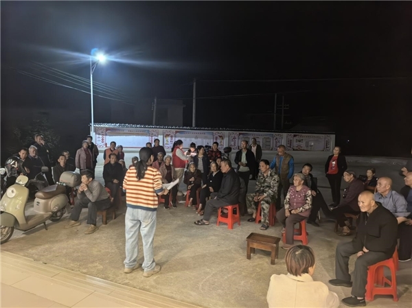 龙南市杨村镇：“小院夜话”听民声 政策宣传入人心