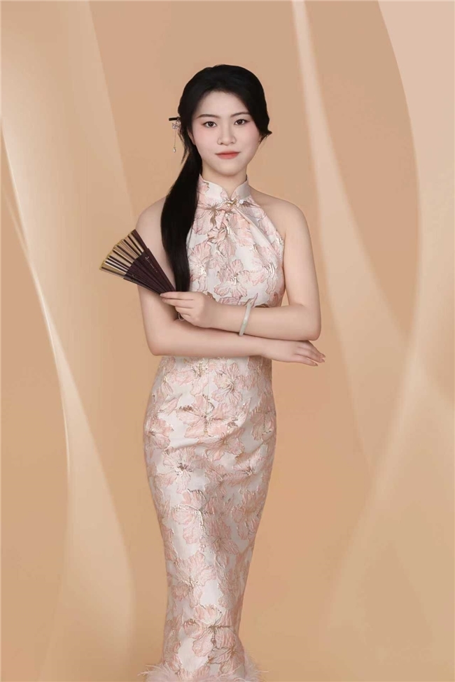 模特周鑫怡；不断挑战自己，走出属于自己的独特魅力风格