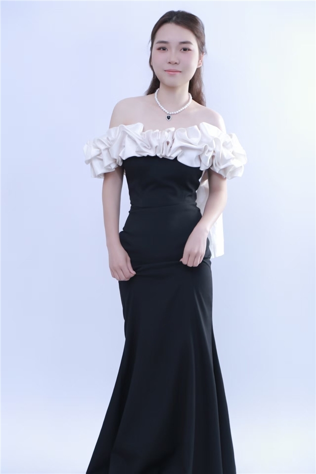 袁美婷；00后网拍新秀，青春活力走出自己的独特风格