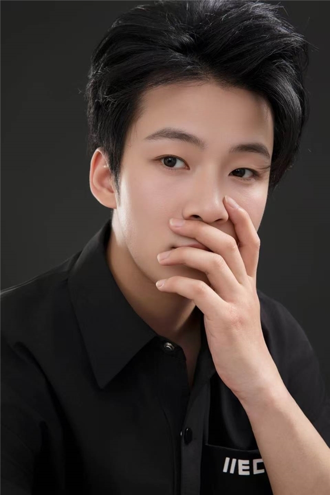 模特舒杰；不断挑战自己，网拍之路走出自己的风格