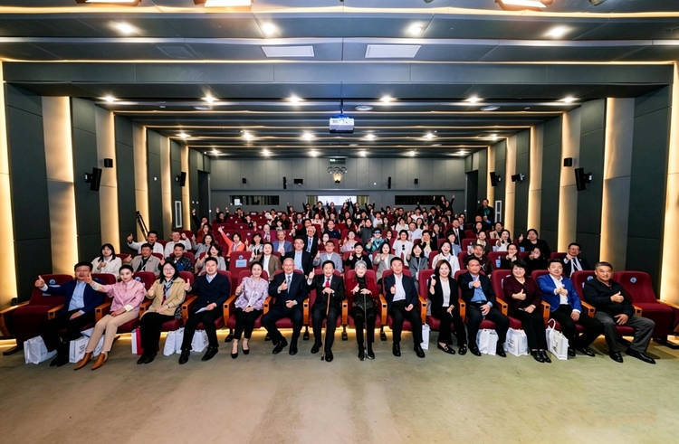 洪阿林油画捐赠萨马兰奇纪念馆