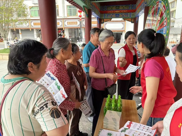 全南县城市管理局：垃圾分类进公园，文明宣传暖人心