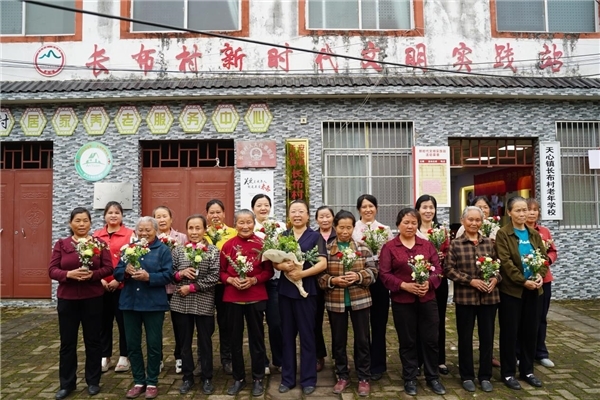 安远县天心镇：巧手插花寄感恩 孝亲新风润长布