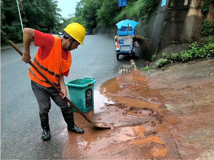 南康区城市管理局:雨天清淤除积水,守护市民平安路 南康区城市管理局:雨天清淤除积水,守护市民平安路