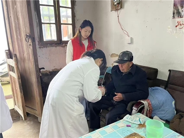 江西安远:暖心义诊进乡村 温情服务暖民心 江西安远:暖心义诊进乡村 温情服务暖民心