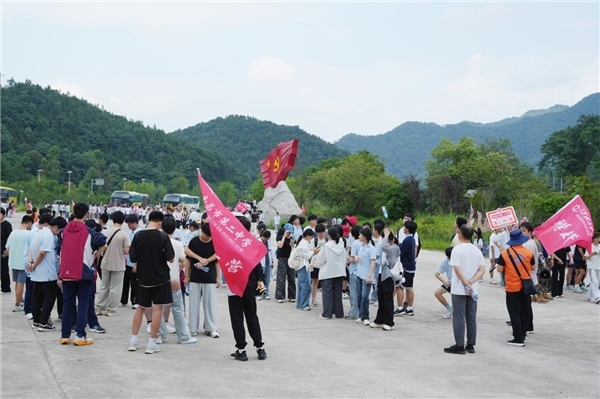 于都县祁禄山镇：初夏的“红火”与“清凉”碰撞，长征小道红色研学持续升温迎八方学子