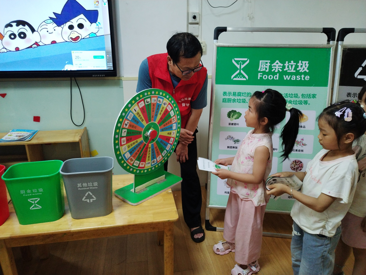南康区城市管理局：六一童趣学分类小手拉大手文明新风满家园