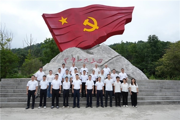 于都县祁禄山镇：把中心组课堂搬到长征小道，在行走中推动理论武装入心见行