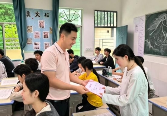 于都县第五实验中学高二(5)班获奖学生的写作故事 于都县第五实验中学高二(5)班获奖学生的写作故事