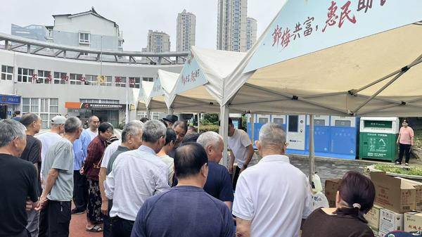 “鄞客来”携杨梅进社区，引领共富助农新路径