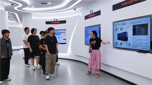 “微玻慧察”团队赴华为上起“实景专业课”