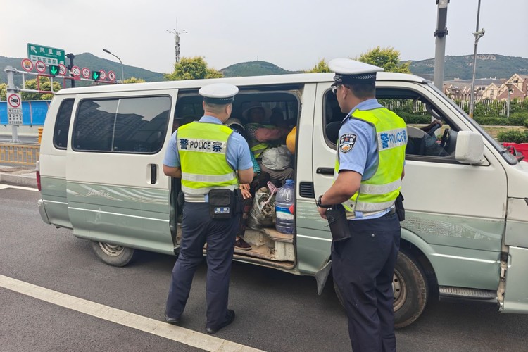济南交警清晨严查面包车超员