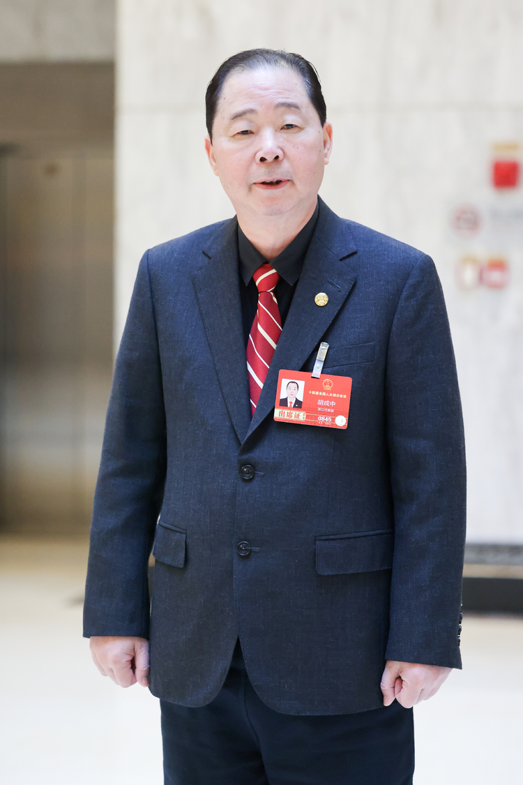 “最难”毕业季 全国人大代表胡成中“辨症”大学生就业难
