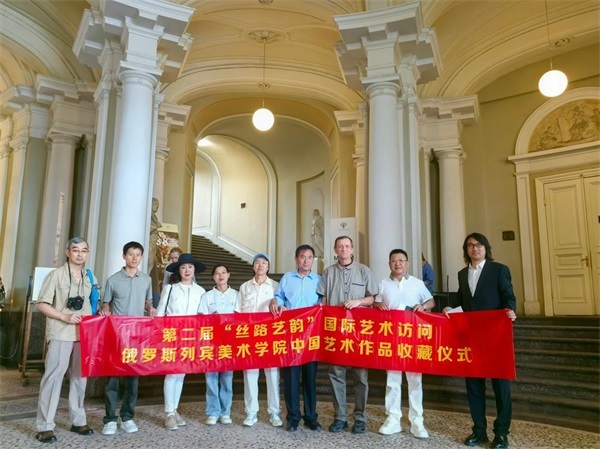 笔墨驰中俄·翰墨耀环球 ——诗书画先锋代表王锁平