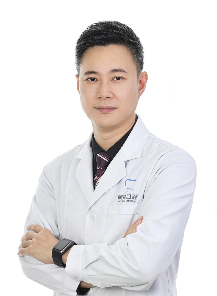 林博白大褂1.jpg
