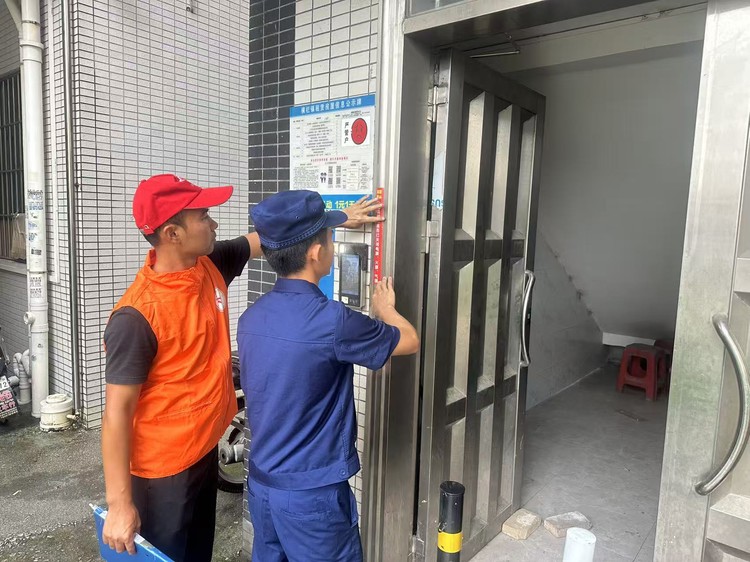 横栏消防志愿者走进出租屋 筑牢消防安全“防火墙”