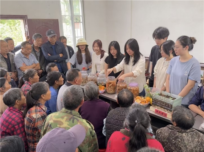 橘皮沃土:忠县、江津、巫溪三地乡村课堂迎来特色一课:重二师志愿者把橘皮循环农业奥秘搬进基层课堂 橘皮沃土:忠县、江津、巫溪三地乡村课堂迎来特色一课:重二师志愿者把橘皮循环农业奥秘搬进基层课堂