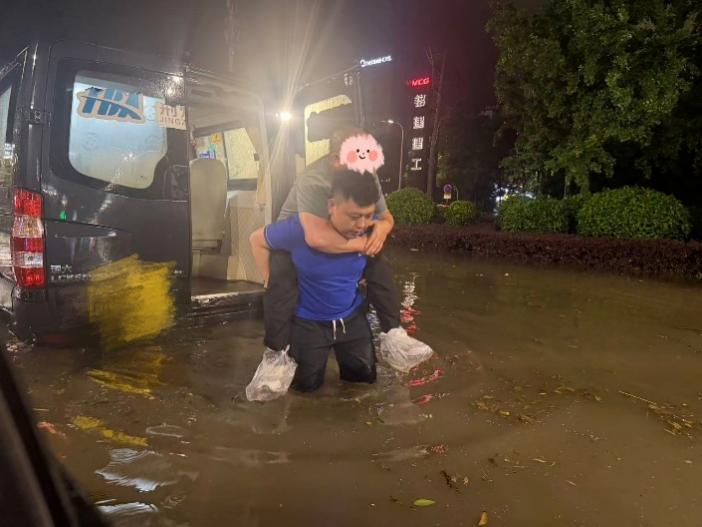 与风雨竞速，暴雨中的“太保蓝”