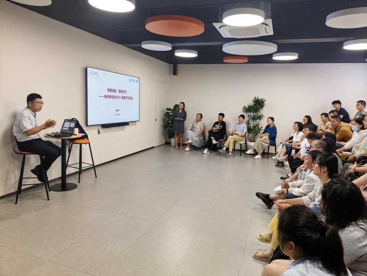 扬州技能夜校AI实操课火热开讲 扬州移动助力全民AI素养提升