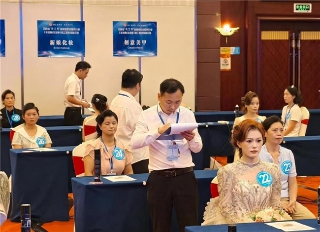 赛场砺匠心 风采绽芳华 ——上饶美发一线劳动者亮相全省“天工杯”斩获佳绩 赛场砺匠心 风采绽芳华 ——上饶美发一线劳动者亮相全省“天工杯”斩获佳绩