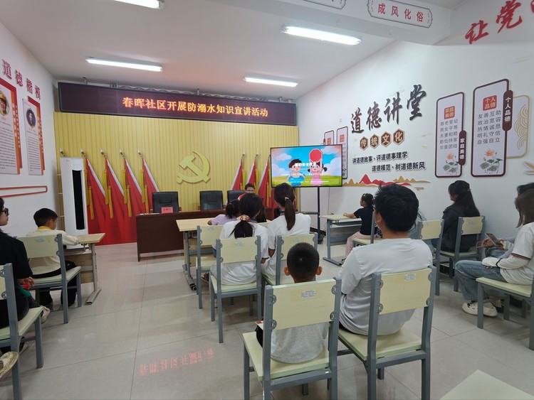 图2 实践队员向少年儿童讲述防溺水知识.jpeg