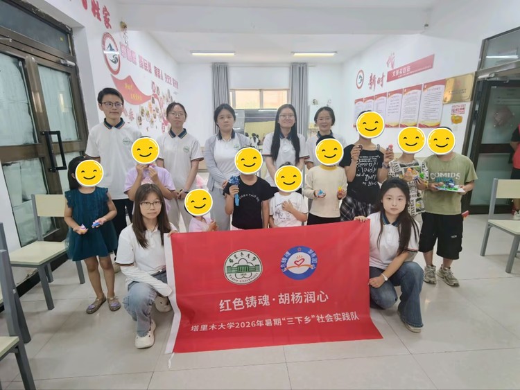 图3 实践队员与小朋友们一起合影.jpg