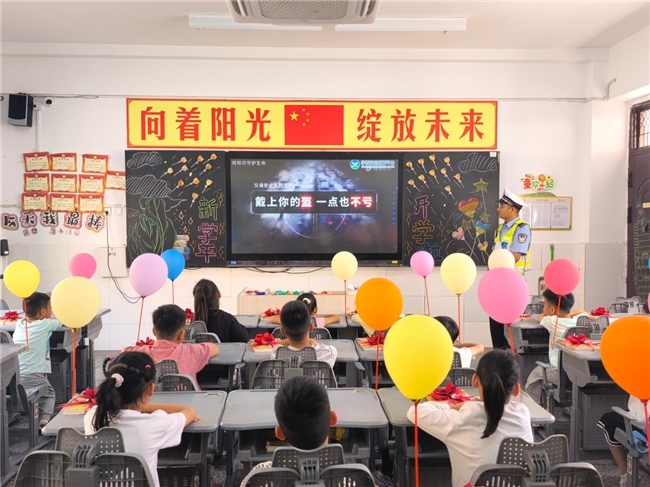 丰县交警“开学第一课”护航开学季