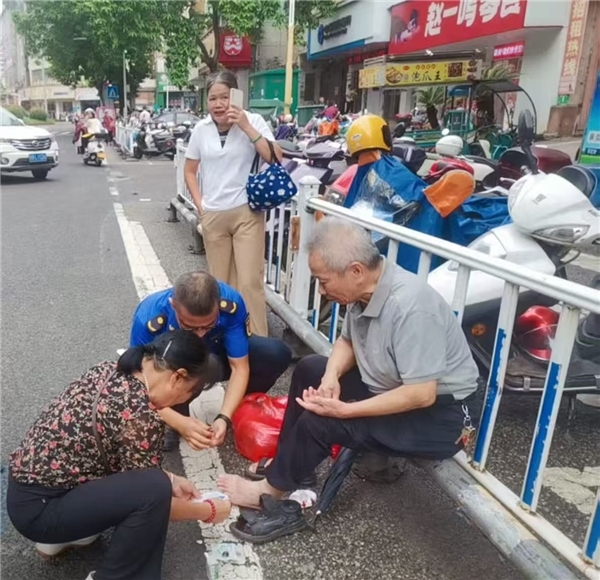 偶遇老人受伤,城管出手!后续故事很暖心 偶遇老人受伤,城管出手!后续故事很暖心