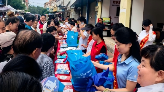 普及金融知识 守护乡村群众钱袋子——中国太保产险瑞丽支公司开展乡村金融知识活动
