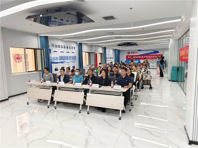 瑞众人寿乌海中支走进蓝天社区开展“消保提示送上门”金融知识宣传活动
