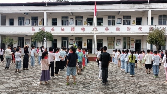 安全“盔”相伴 平安伴成长——公安民警走进瑞金市云石山乡石背小学开展交通安全进校园宣讲活动
