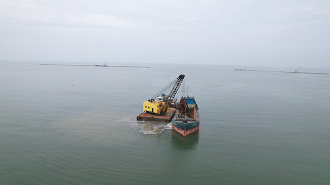 八所港高排港区一期工程-码头及航道工程项目疏浚单位工程正式开工