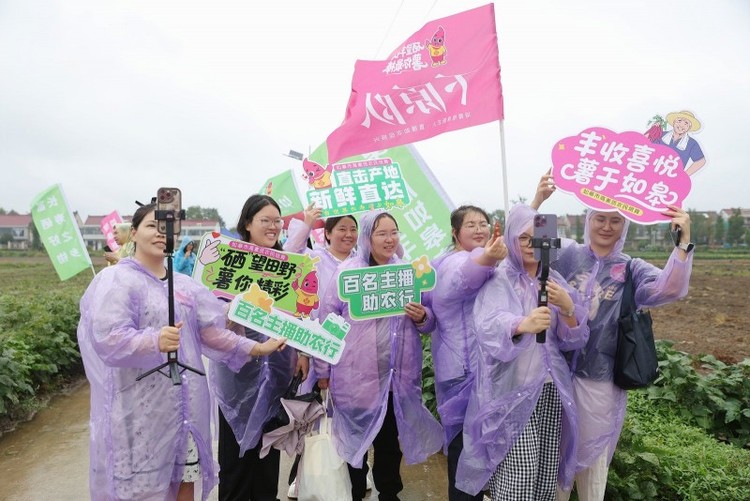 育人育品双向赋能  如皋电商新农人田间“实战”助特产出圈