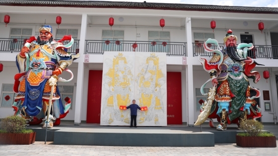 汉吉福非遗传承人许华波：  手绘世界最大贴金门神画，挑战吉尼斯纪录