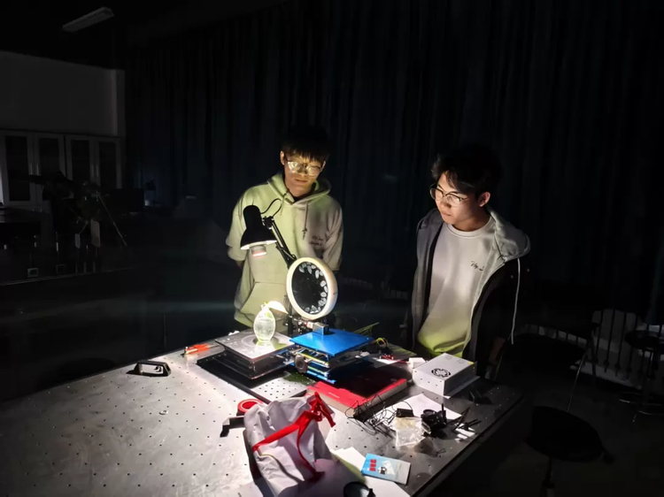 <span><b>1</b> / 5</span>内蒙古民族大学灵犀照影团队三年攻关光学检测设备  推进纹影观测与精密位移测量的小型化和自动化