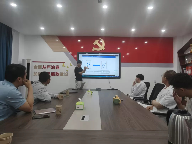 团队成员向参会人员介绍项目技术方案