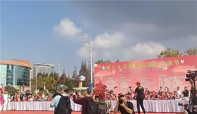 草原歌声汇滨海，民族之音遇山海｜歌唱家索伦嘎亮相第三十五届青岛国际沙滩节开幕式