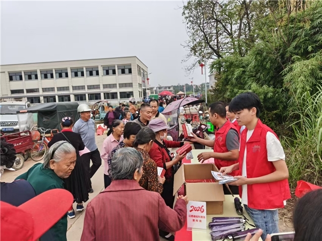 集市送策纾农困 赋能农产促振兴-陈坊积乡人大开展10月“民情赶集日”科普及活动