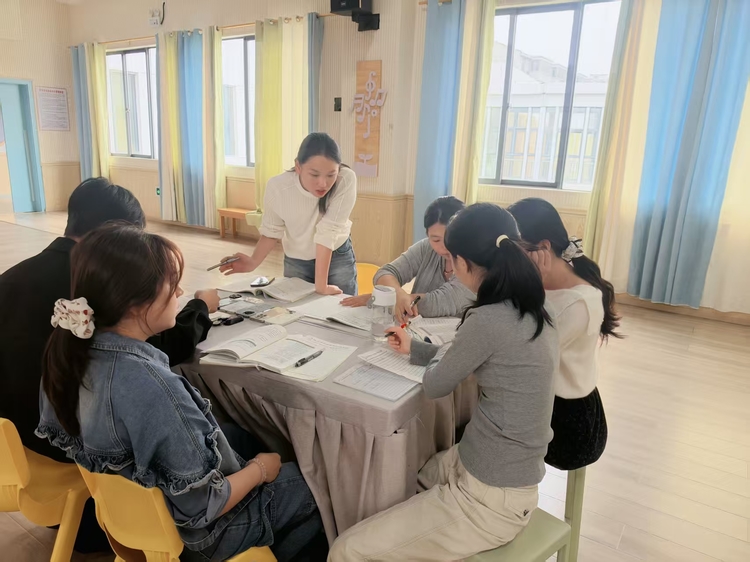 聚焦小举动，读懂小童心  ——抚州市东乡区第二幼儿园视频解读教研活动